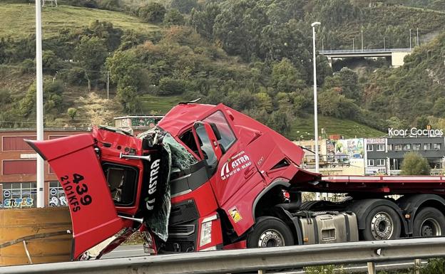 Herido Grave Un Camionero, Tras Pasarle Por Encima La Bobina De Acero ...